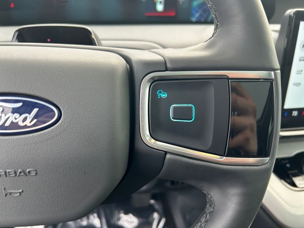 Used 2025 Ford Expedition Active image 18