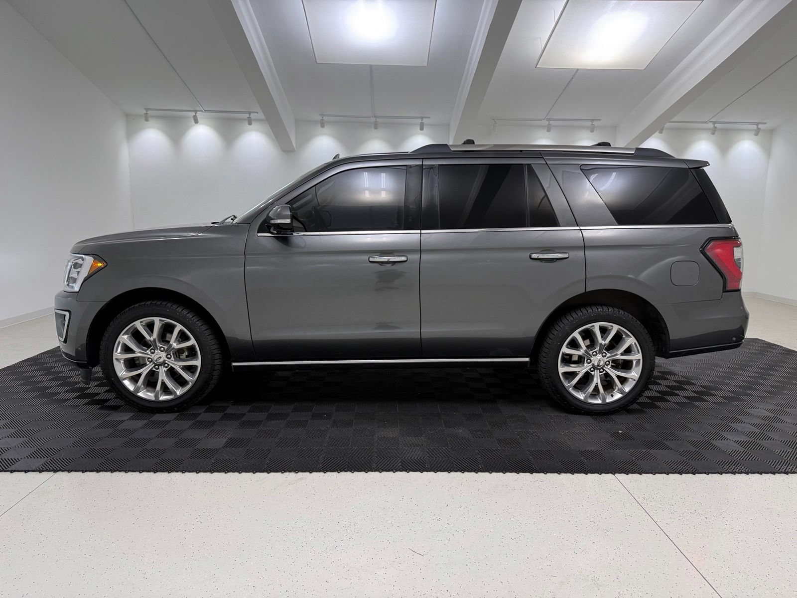 Used 2019 Ford Expedition Limited w/ Equipment Group 302A RWD image 4