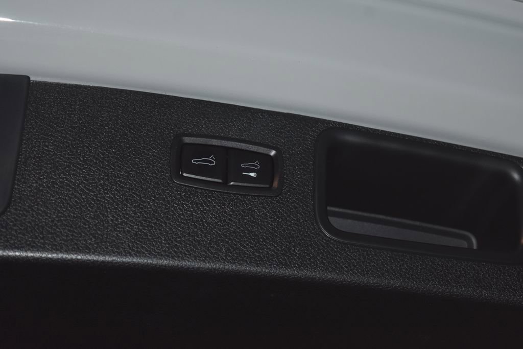 Certified 2025 Porsche Macan image 35