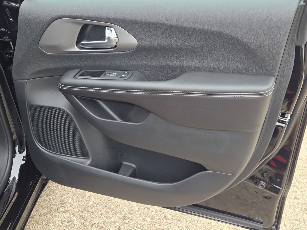 New 2027 Chrysler Pacifica Select FWD image 8