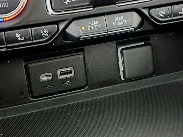 Used 2022 GMC Yukon XL SLT w/ SLT Luxury Package image 21