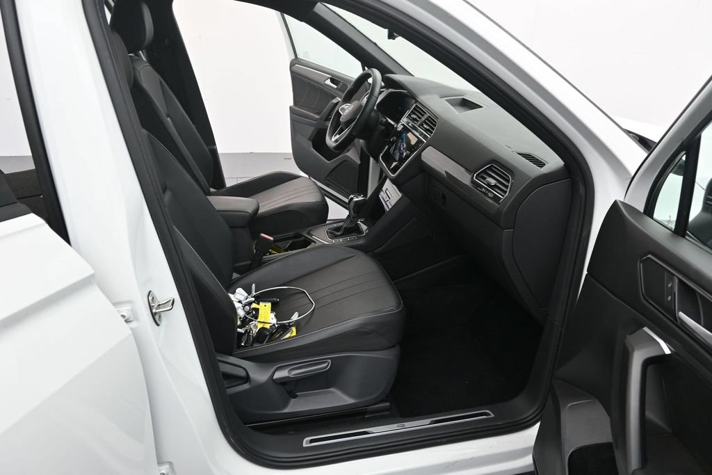 Used 2022 Volkswagen Tiguan SE R-Line FWD image 17