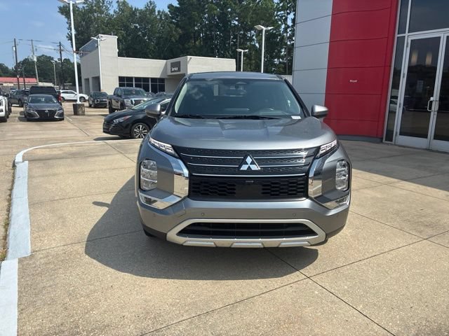 Used 2024 Mitsubishi Outlander SE FWD image 2
