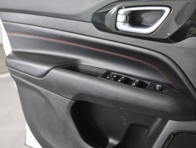 Used 2024 Jeep Compass Trailhawk image 12