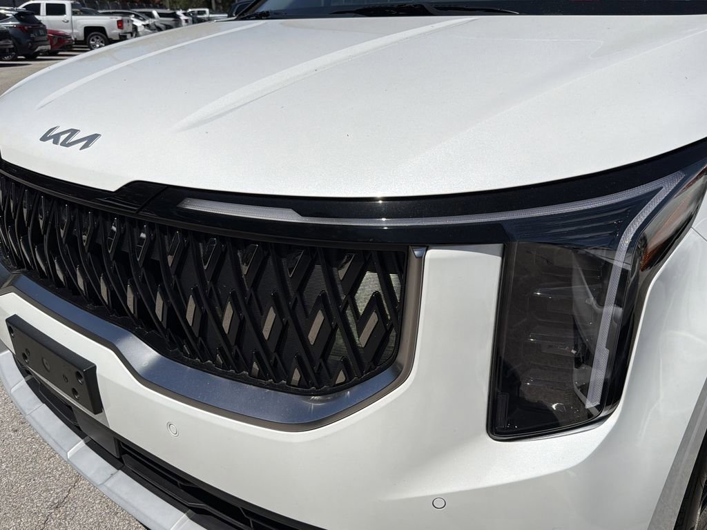 Used 2025 Kia Carnival EX image 9