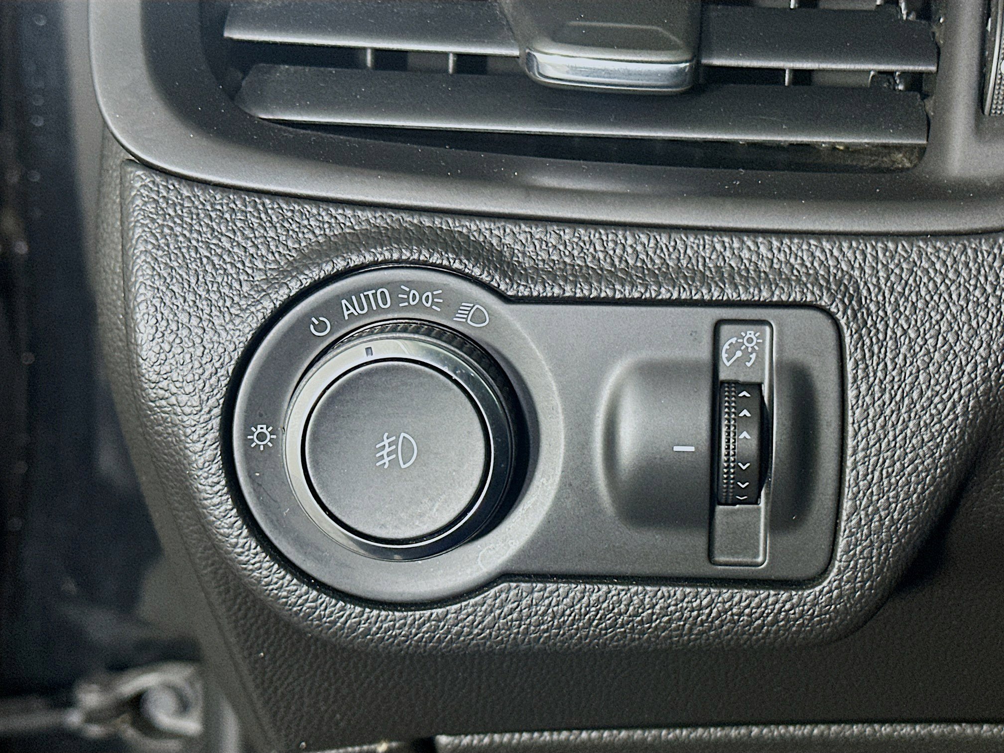 Used 2020 Buick Envision Essence image 16