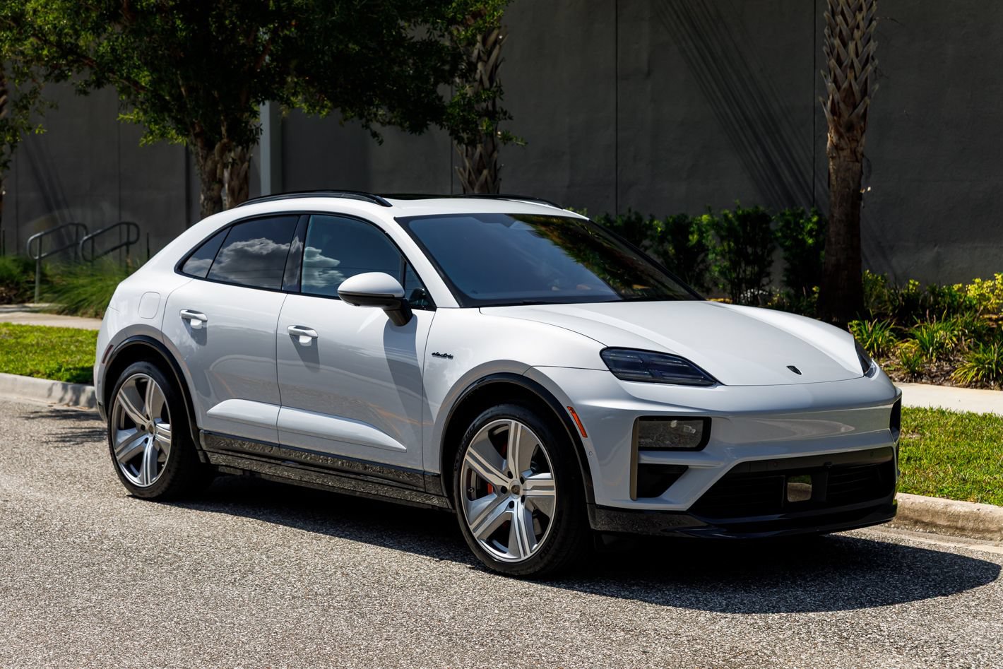 Used 2025 Porsche Macan Turbo Electric AWD/4WD image 1