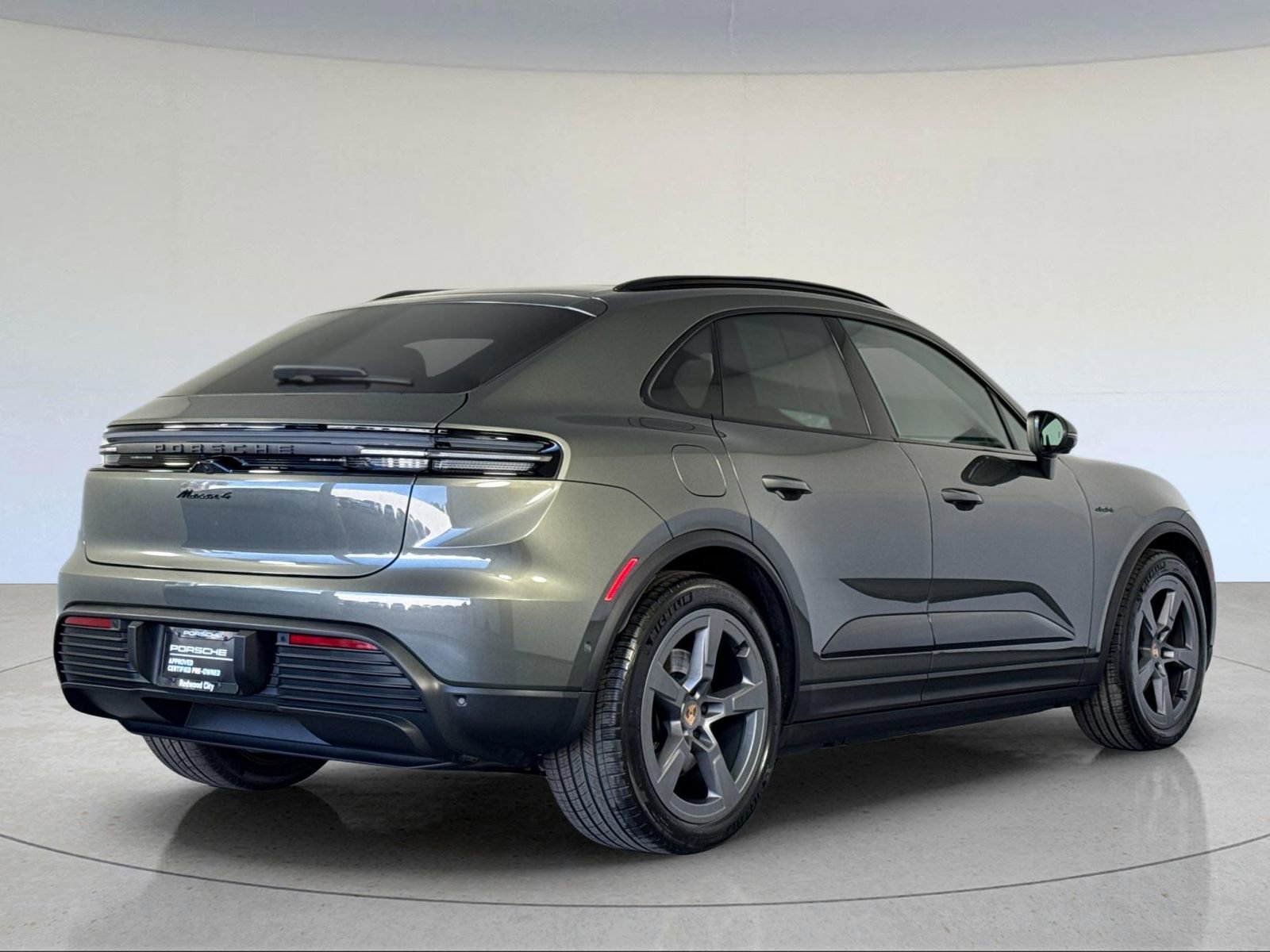 Used 2025 Porsche Macan 4 Electric image 8
