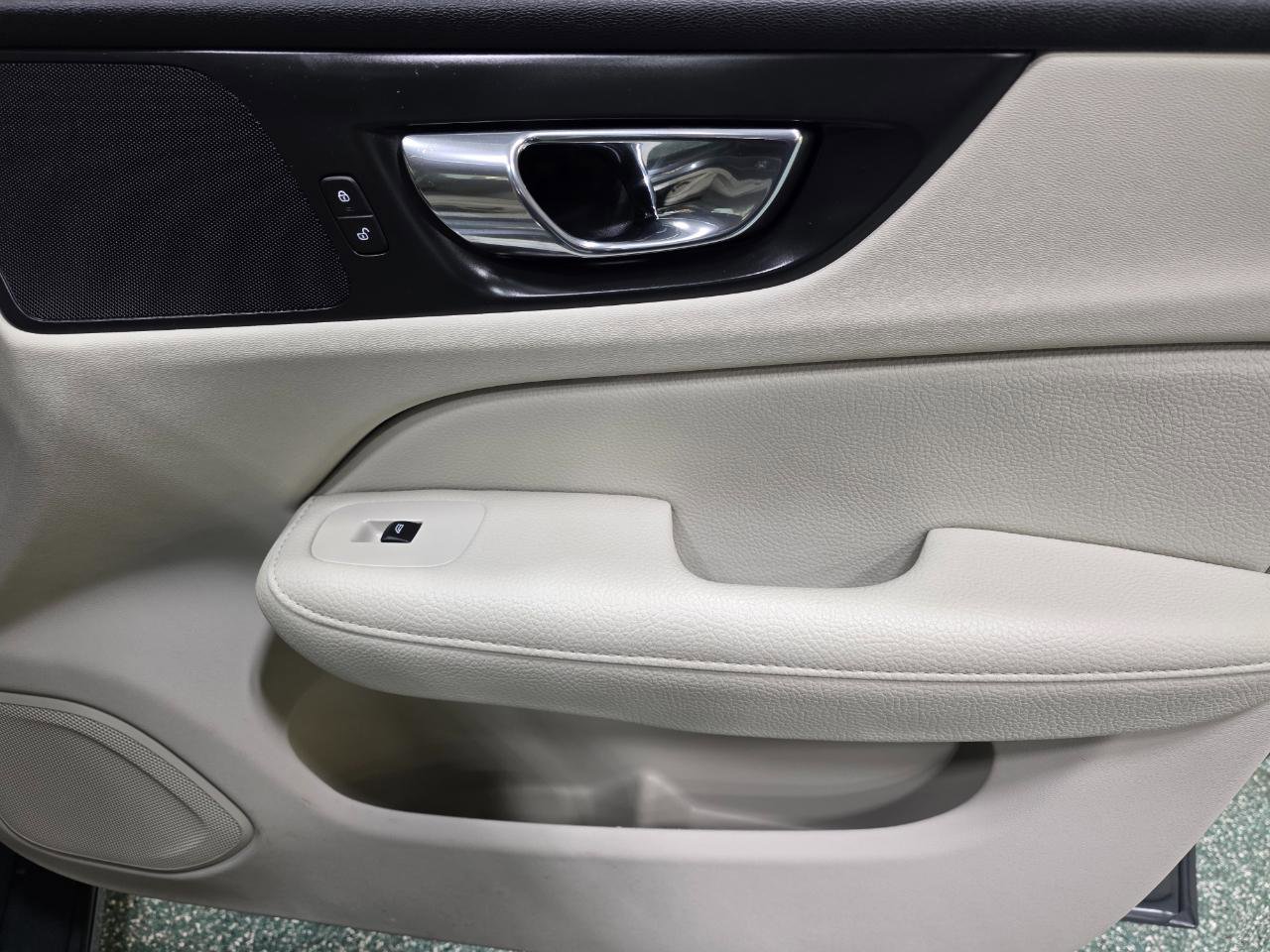 Used 2021 Volvo S60 T5 Momentum w/ Premium Package image 27