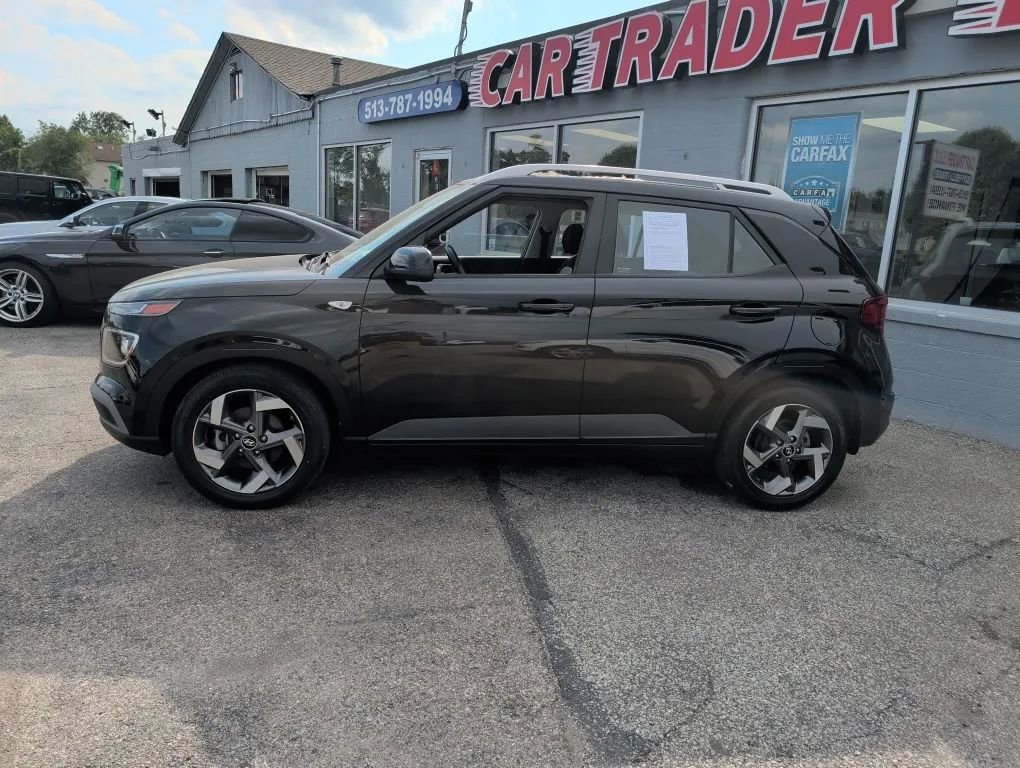 Used 2022 Hyundai Venue SEL FWD image 2