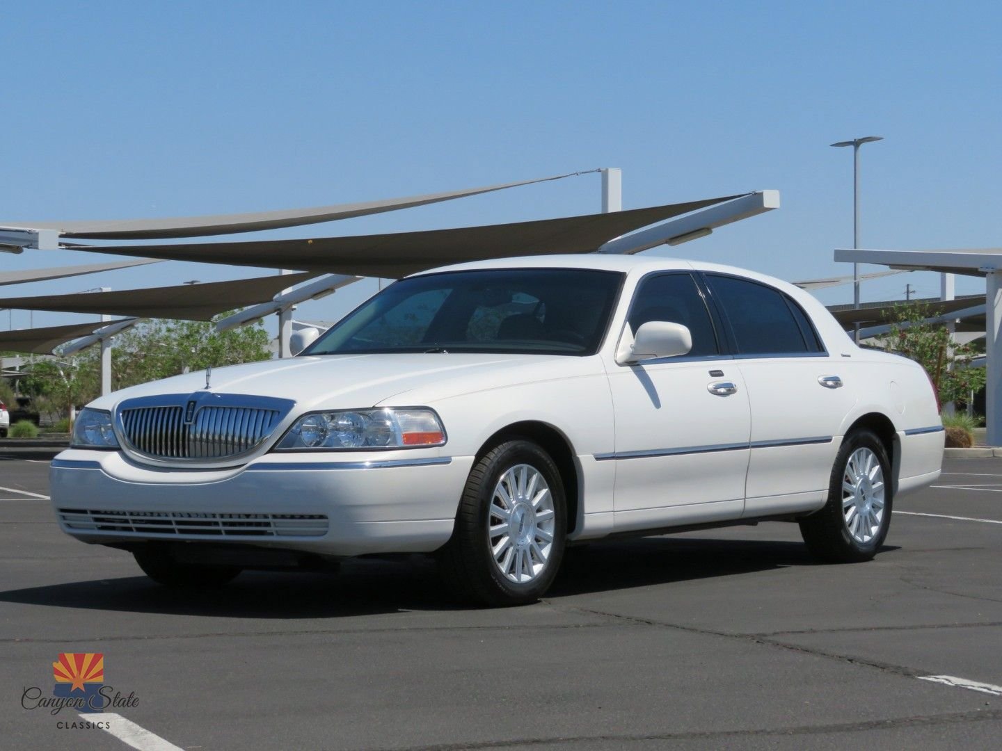 Used 2003 Lincoln Town Car Executive image 8