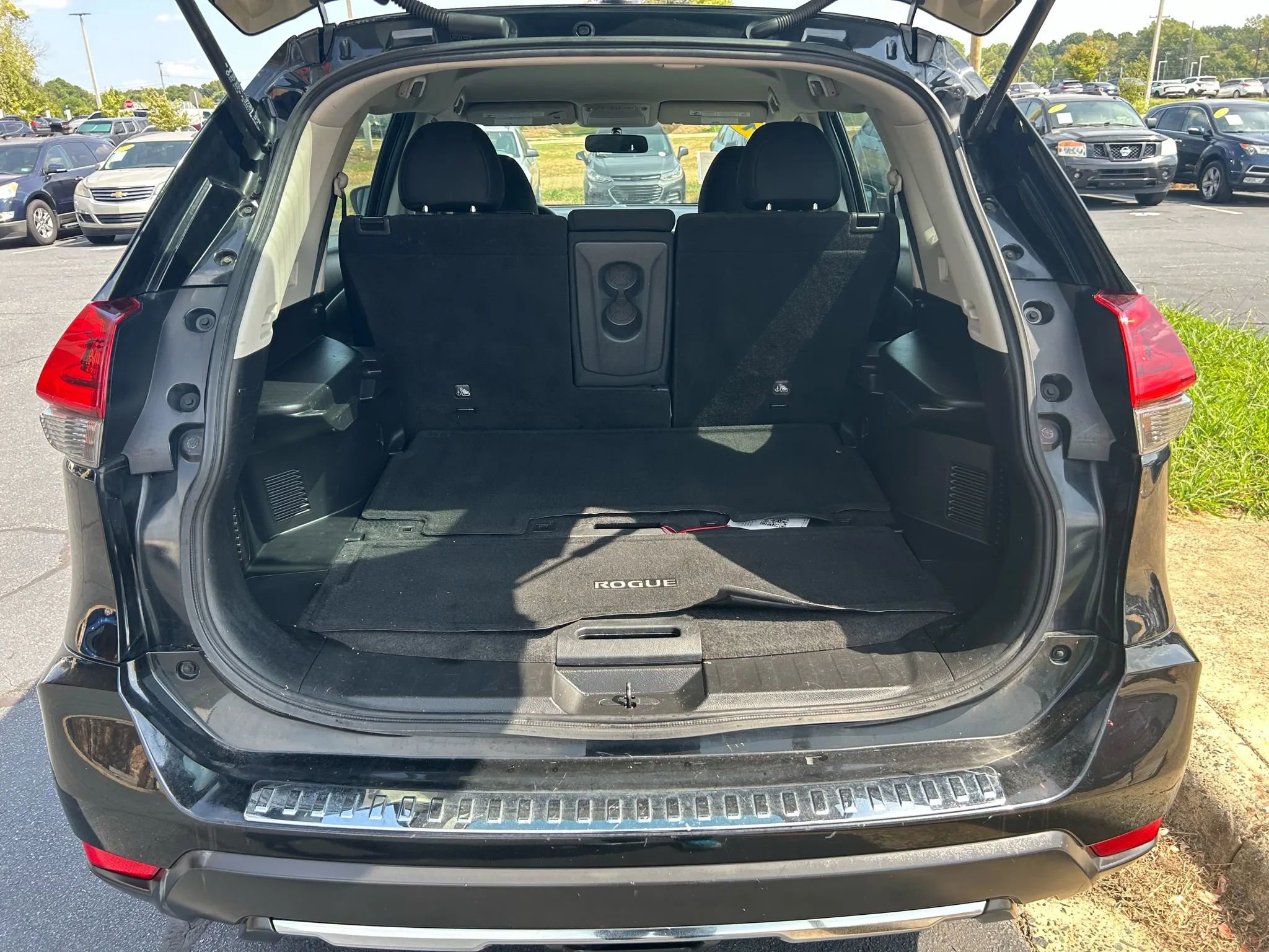 Used 2018 Nissan Rogue S image 17