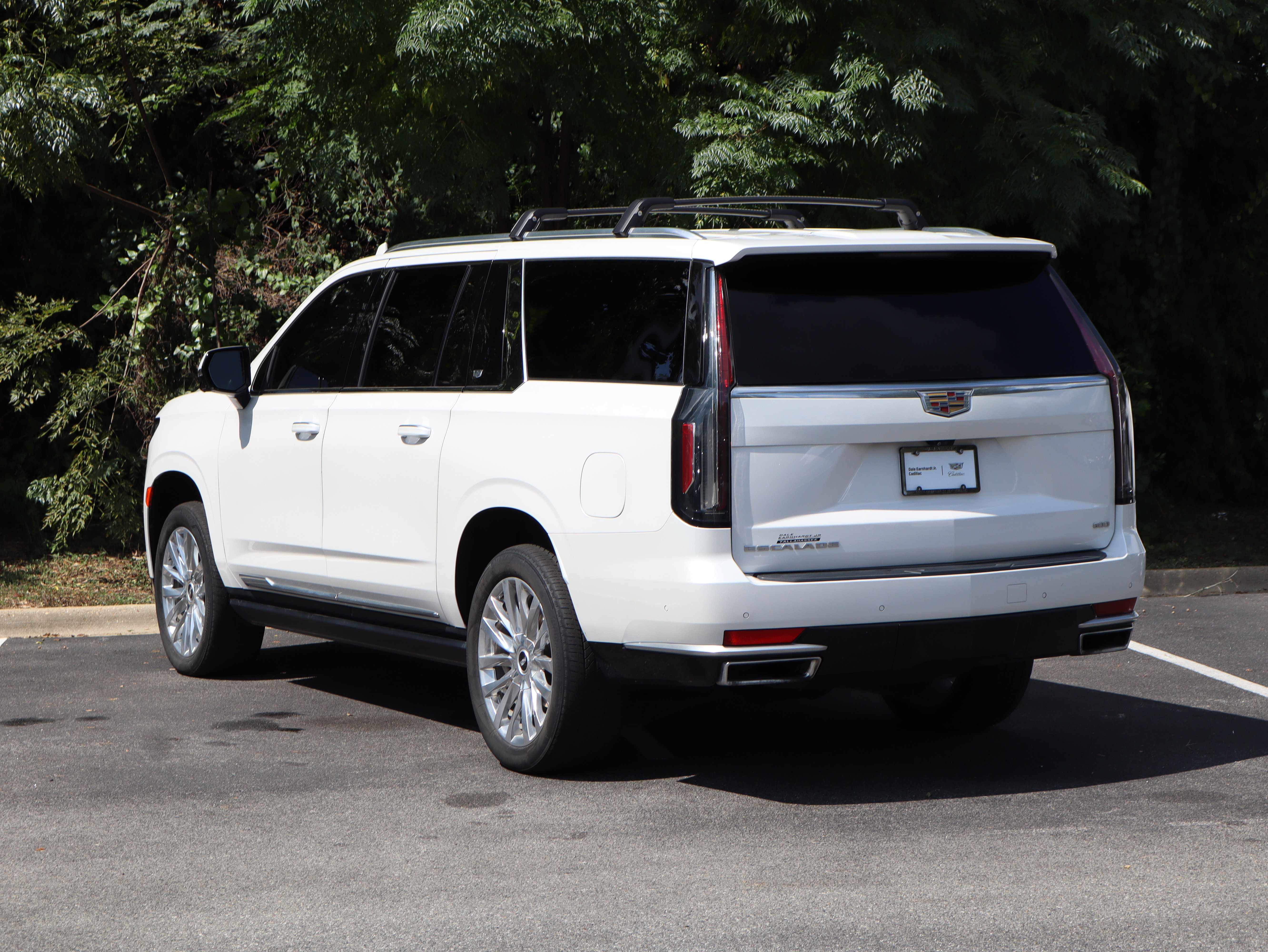 Used 2023 Cadillac Escalade ESV Premium Luxury w/ Performance Package AWD/4WD image 5