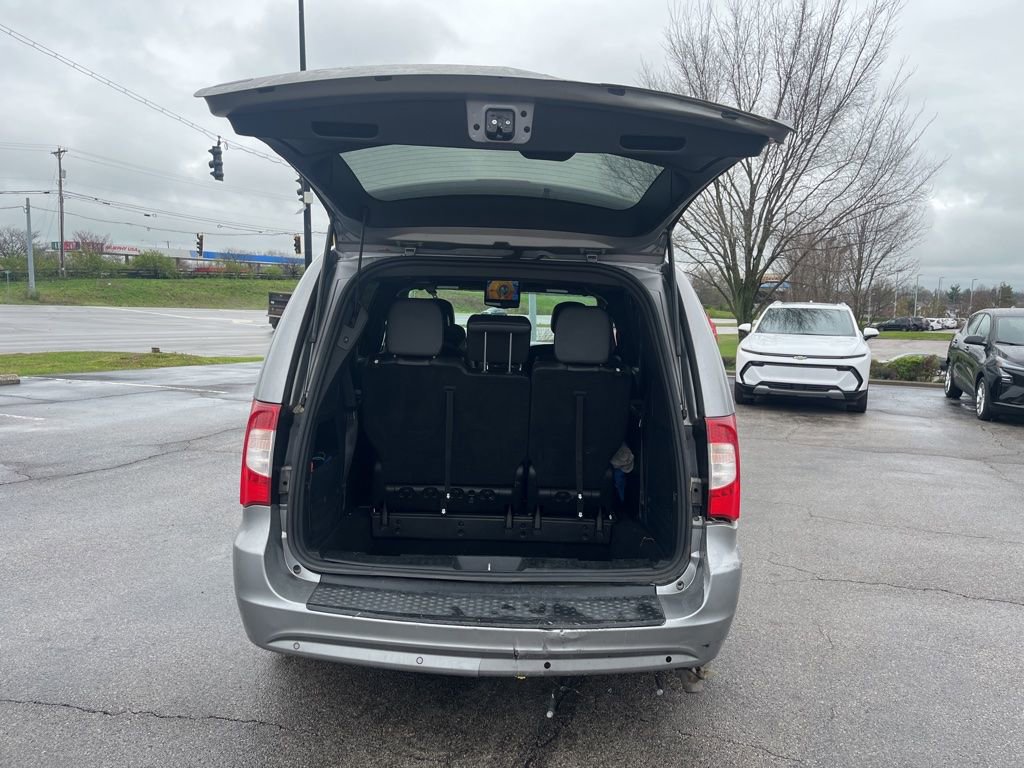 Used 2015 Chrysler Town & Country S w/ Driver Convenience Group image 12