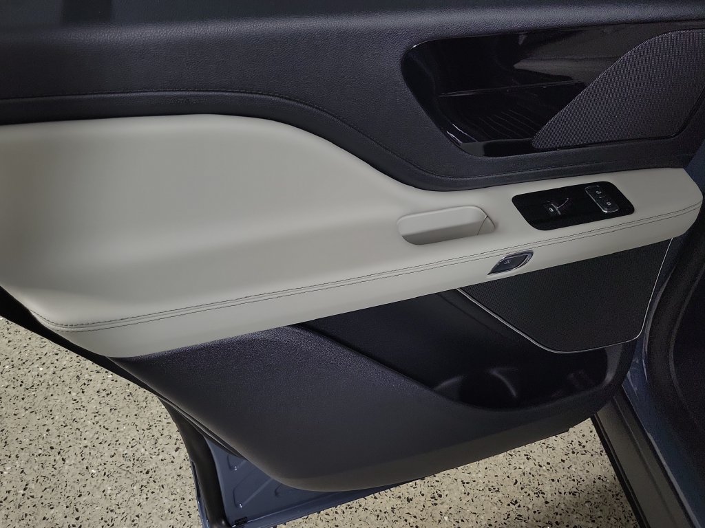 New 2026 Lincoln Aviator 2WD w/ Jet Appearance Package image 15