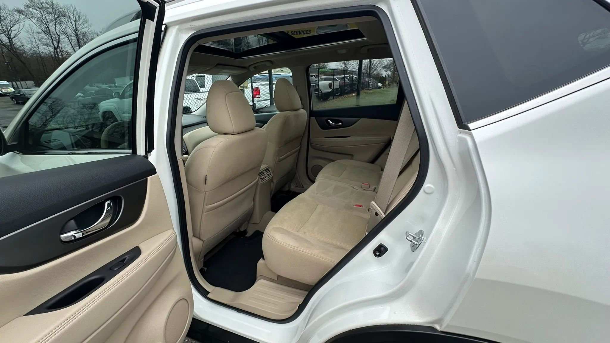 Used 2015 Nissan Rogue SV w/ SV Moonroof Package image 22