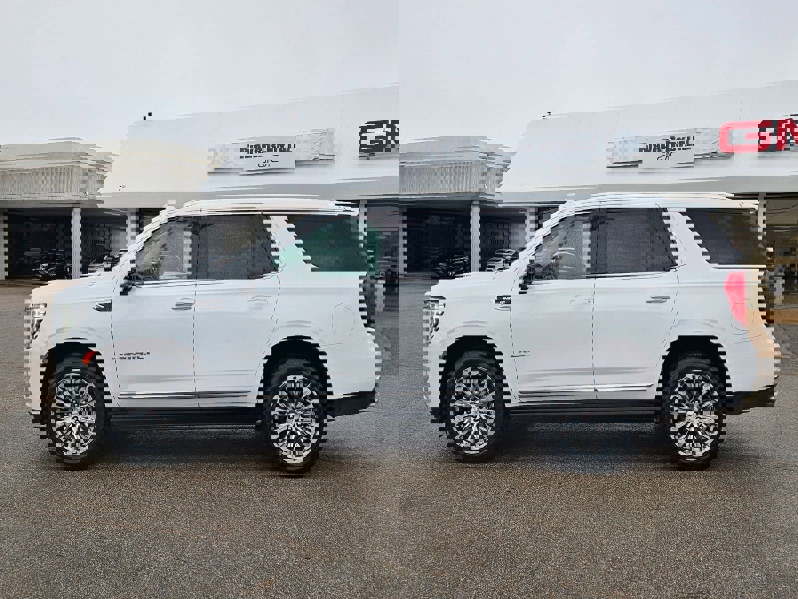 Used 2021 GMC Yukon Denali w/ Denali Premium Package image 2