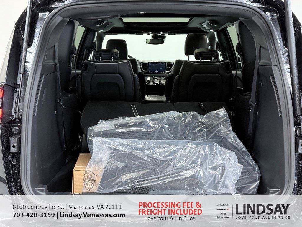 New 2026 Chrysler Pacifica Limited w/ S Appearance Package AWD/4WD image 5