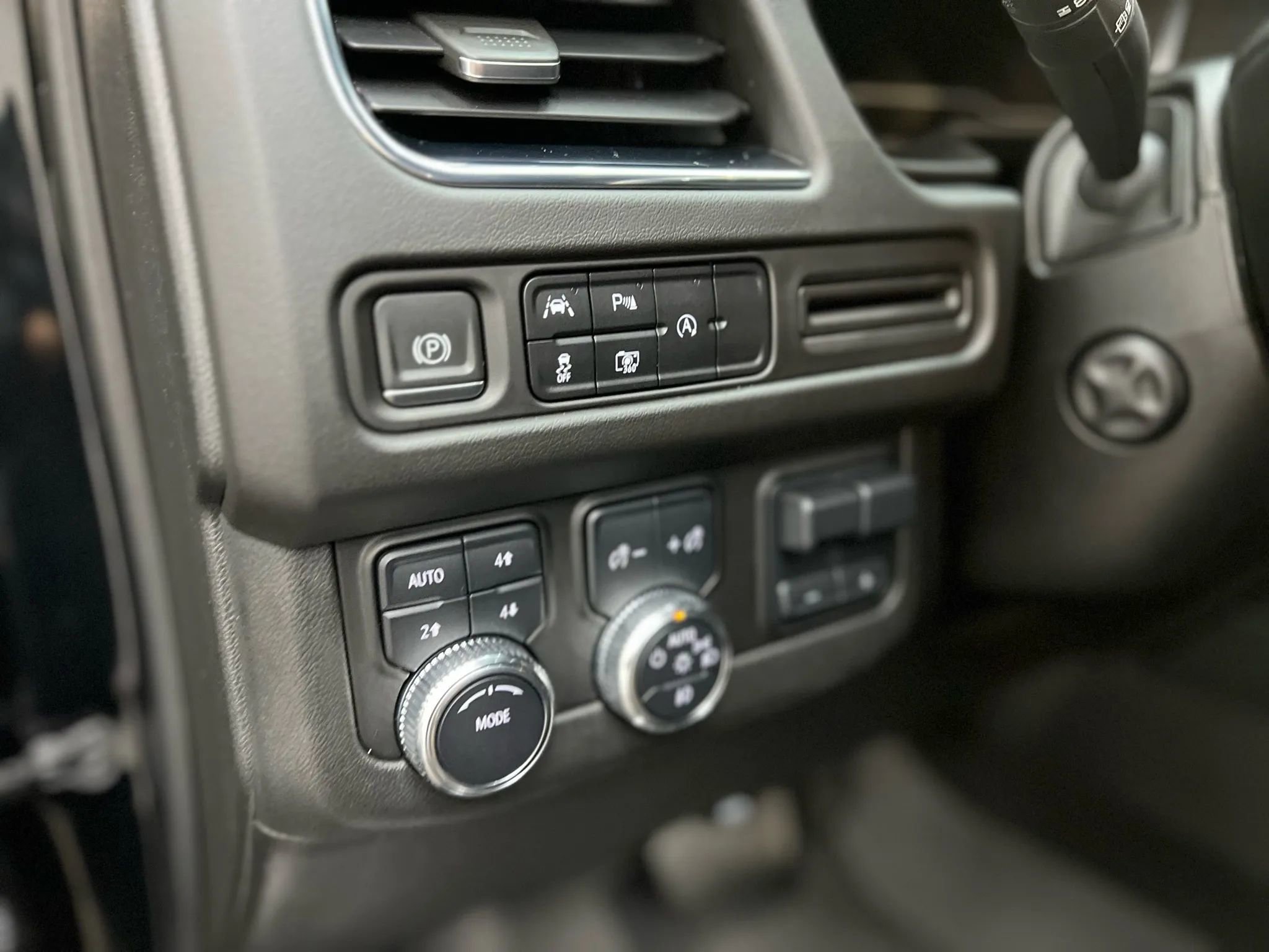 Used 2023 GMC Yukon SLT w/ SLT Premium Package image 23