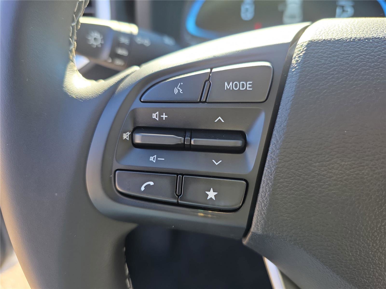 Certified 2025 Hyundai Venue SEL image 22