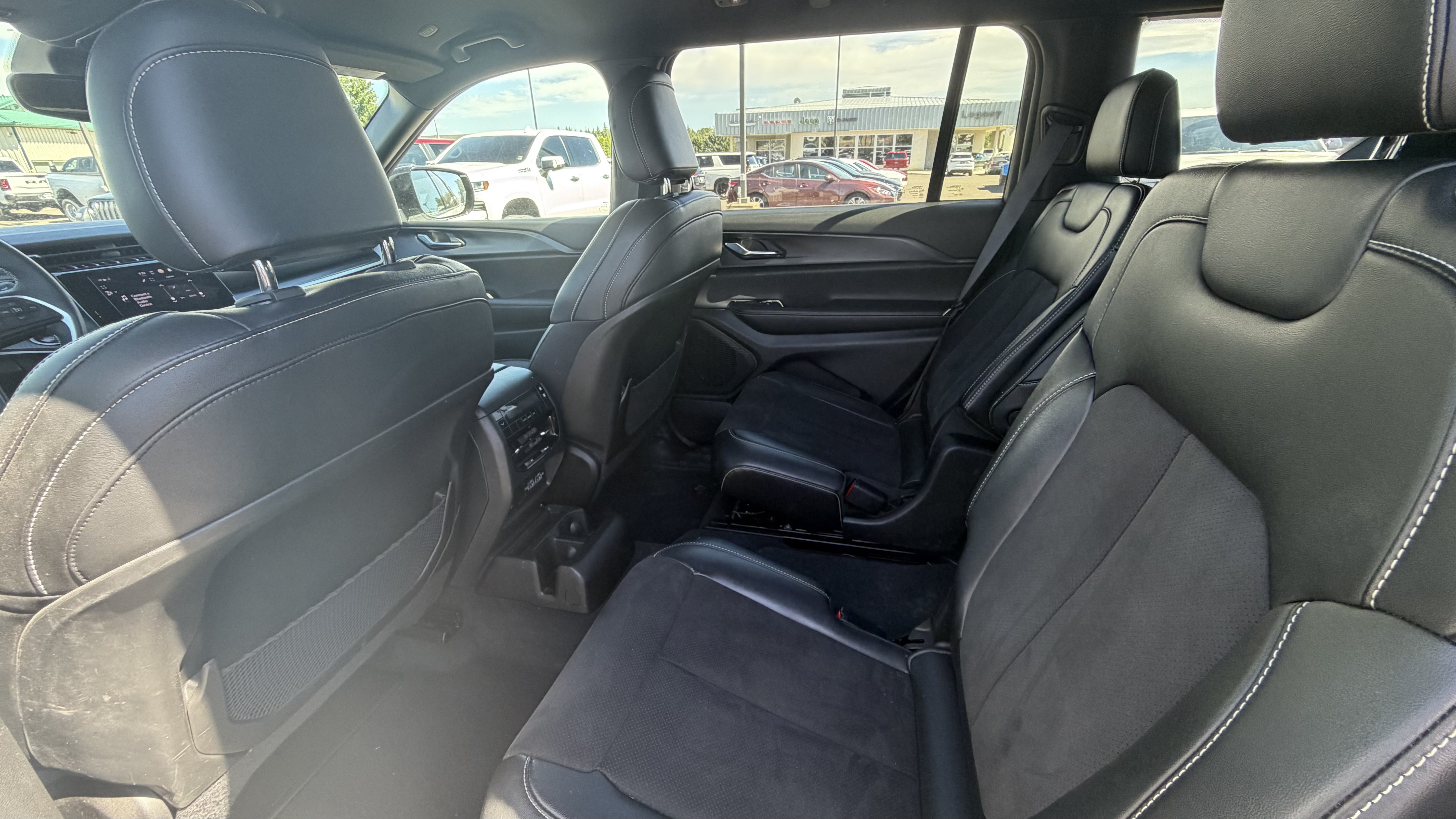 Used 2024 Jeep Grand Cherokee L Laredo AWD/4WD image 19