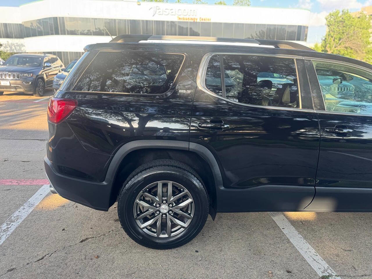 Used 2018 GMC Acadia SLT FWD image 9