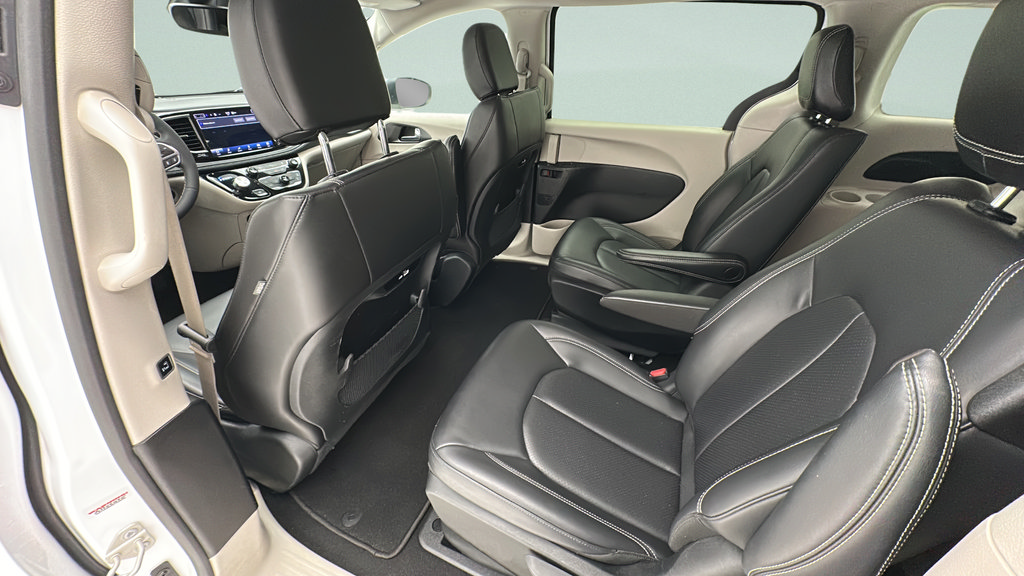 Used 2023 Chrysler Pacifica Touring-L FWD image 10