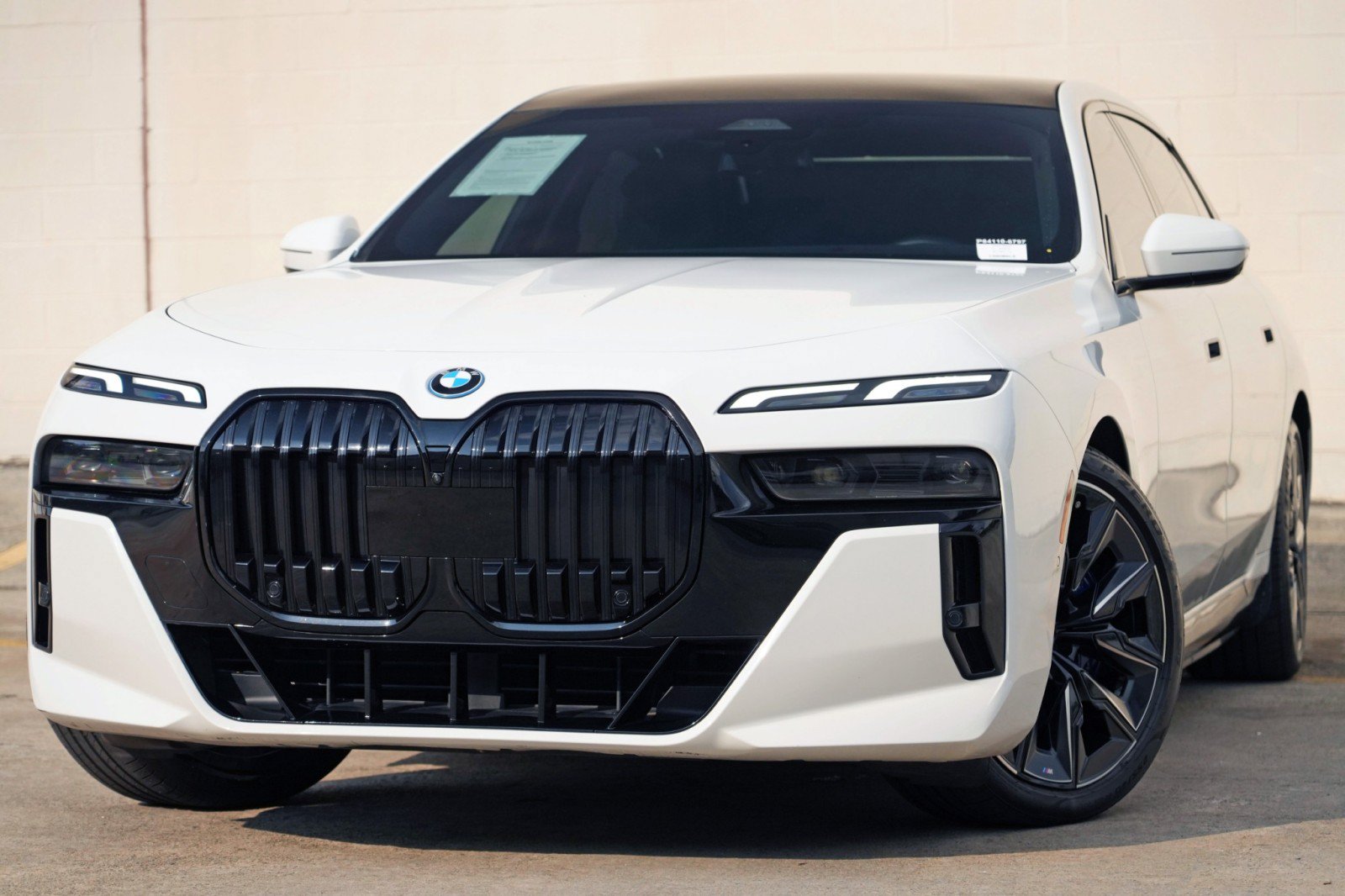Used 2024 BMW i7 xDrive60 w/ Premium Package AWD/4WD image 3