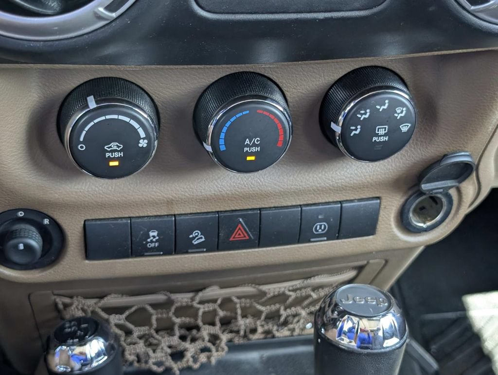 Used 2015 Jeep Wrangler Unlimited Rubicon w/ Max Tow Package AWD/4WD image 21