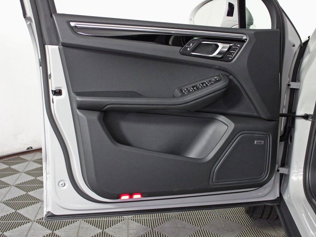 Certified 2026 Porsche Macan image 15