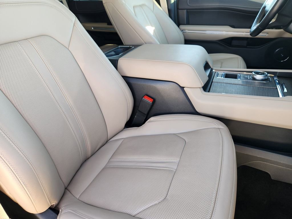 Used 2022 Ford Expedition Limited image 13