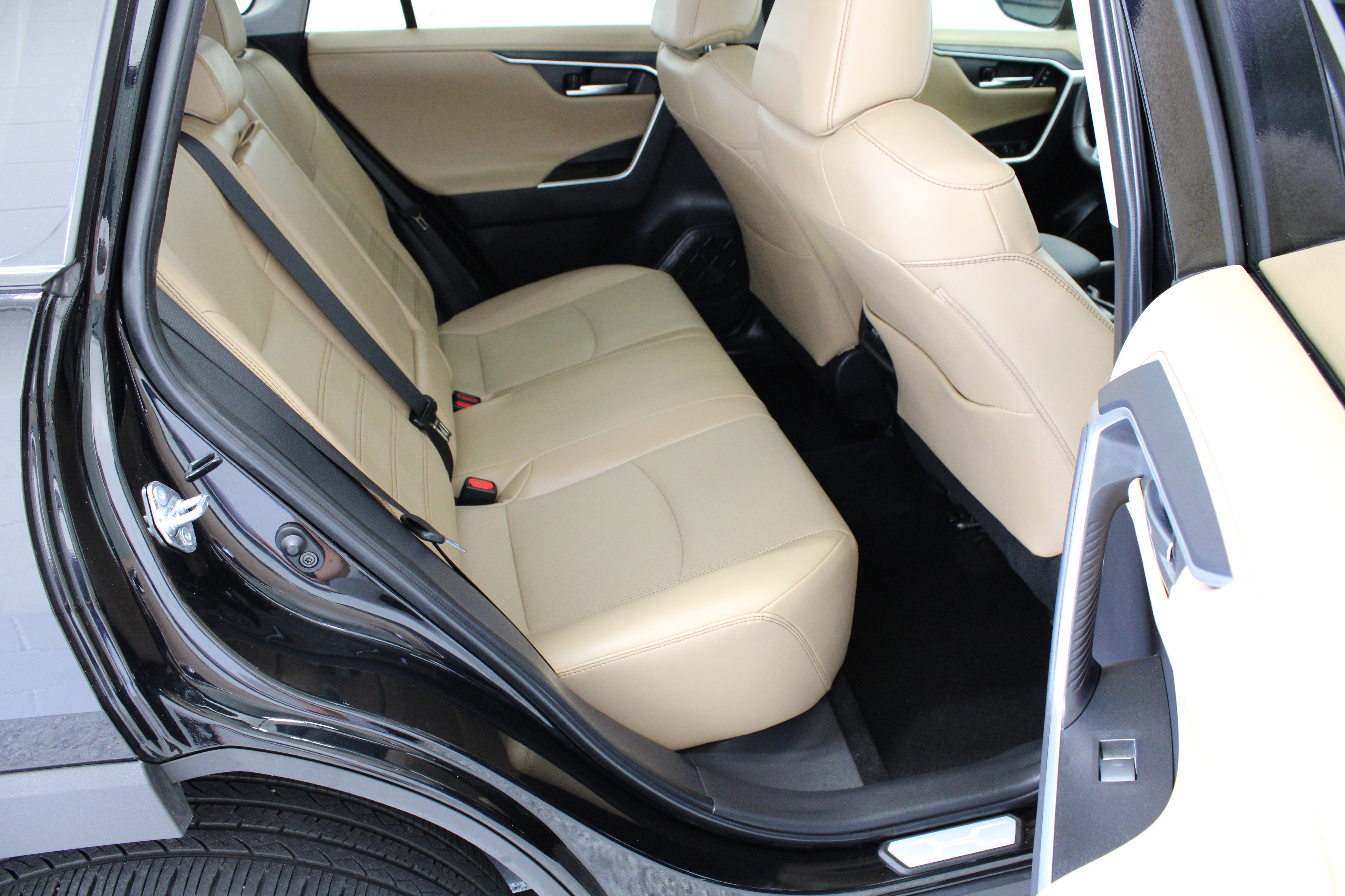 Used 2025 Toyota RAV4 Limited FWD image 36