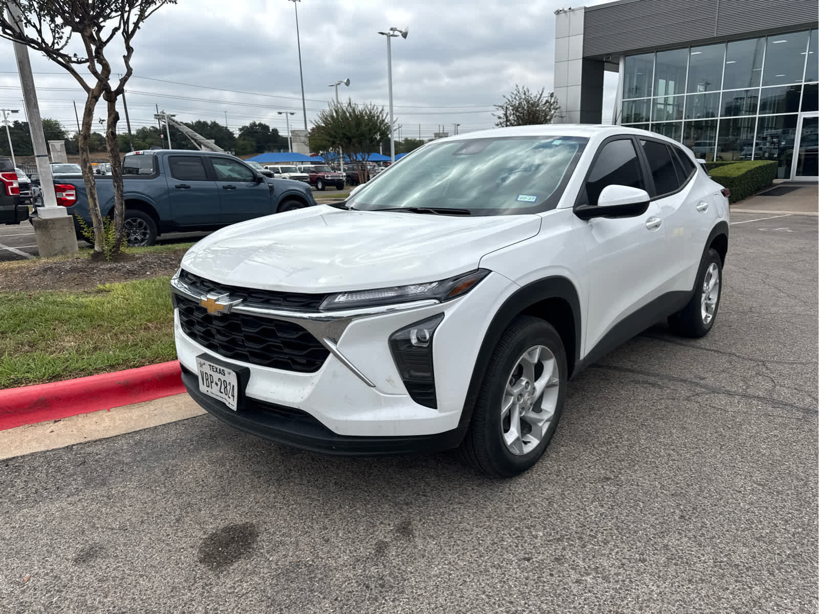 Used 2024 Chevrolet Trax LS w/ LS Convenience Package FWD image 2