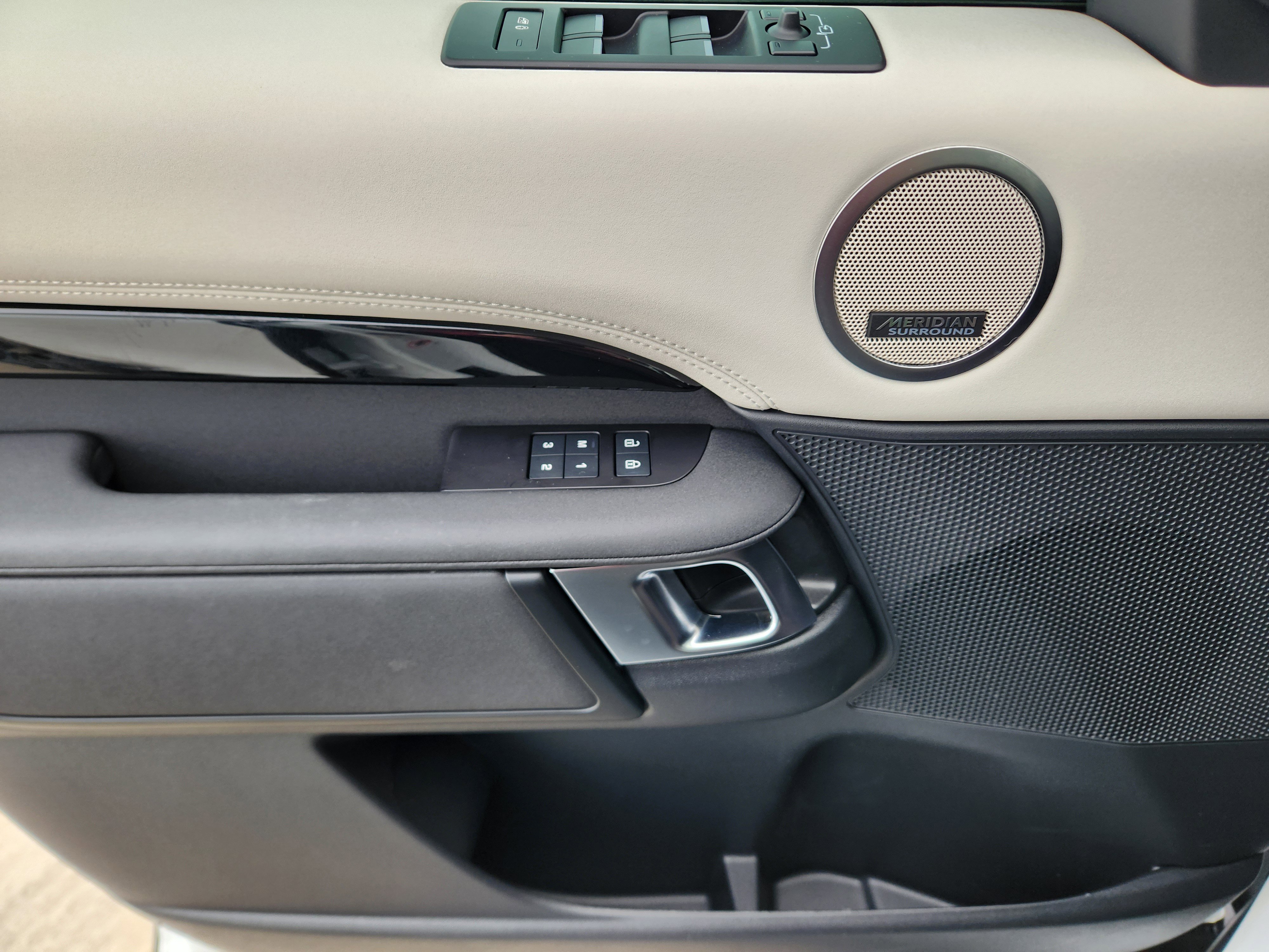 Certified 2025 Land Rover Discovery S image 25