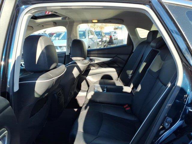 Used 2018 INFINITI Q70 Luxe image 14