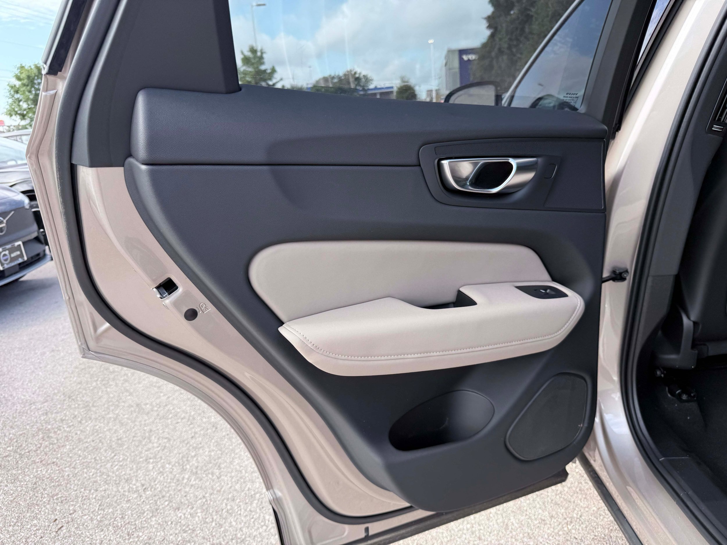 New 2026 Volvo XC60 T8 Plus w/ Protection Package Premier AWD/4WD image 15
