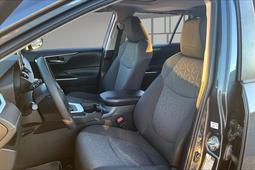 Used 2021 Toyota RAV4 XLE w/ Convenience Package image 21