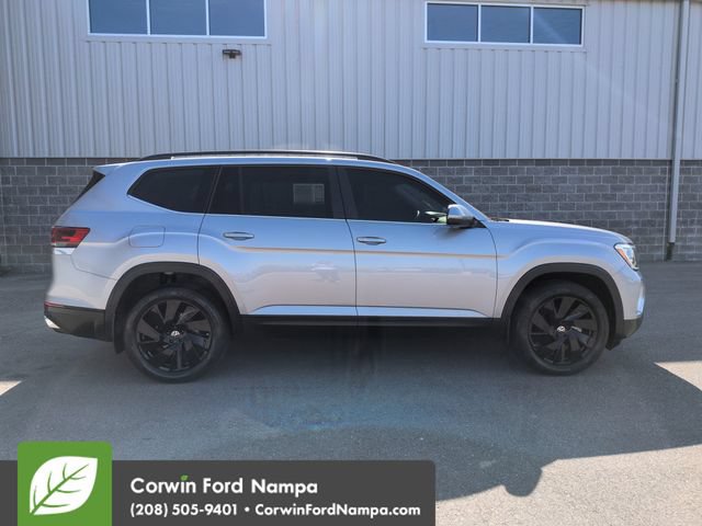 Used 2024 Volkswagen Atlas SE AWD/4WD image 2