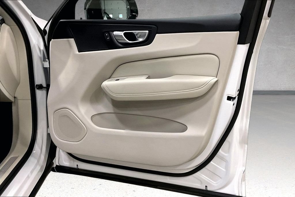 Certified 2024 Volvo XC60 B5 Plus AWD/4WD image 28