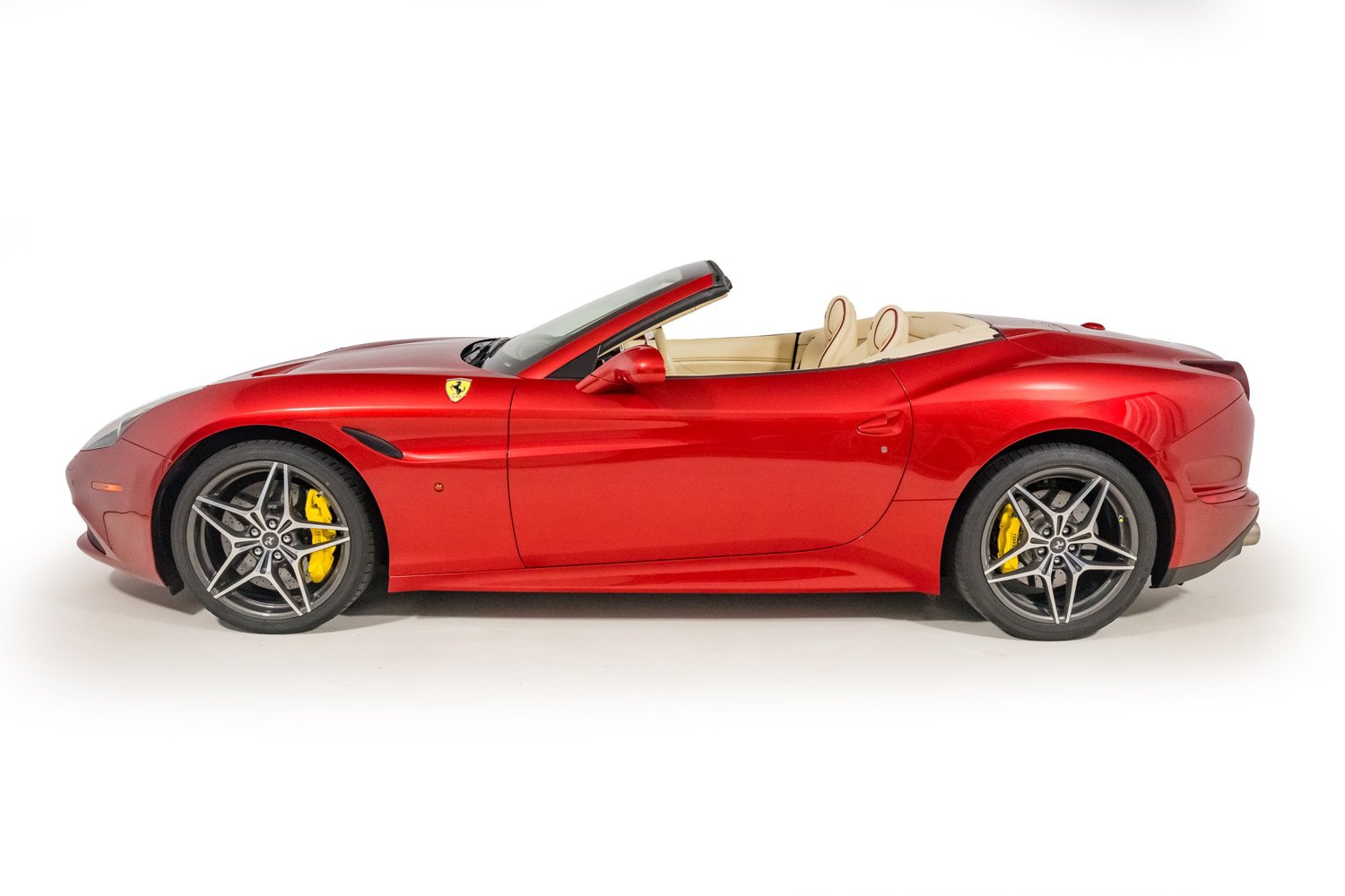 Used 2015 Ferrari California T RWD image 12