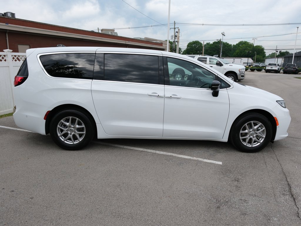 New 2025 Chrysler Pacifica Select image 2