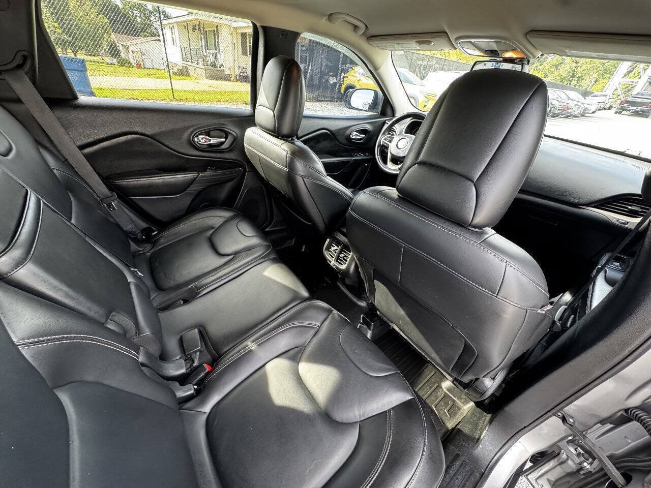 Used 2017 Jeep Cherokee Limited FWD image 16