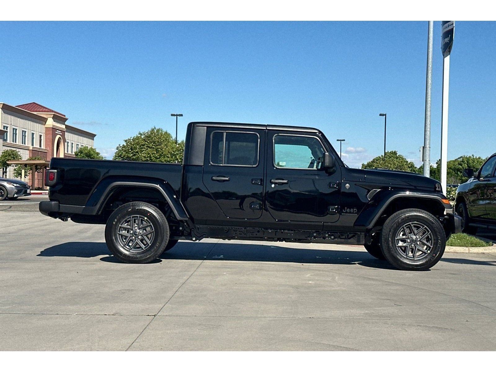 New 2026 Jeep Gladiator Sport AWD/4WD image 9