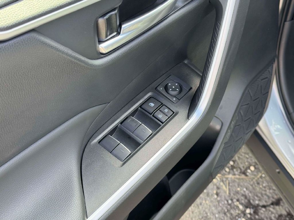 Used 2025 Toyota RAV4 XLE AWD/4WD image 18