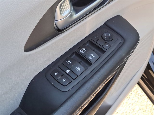 Used 2024 Chrysler Pacifica Touring-L image 19