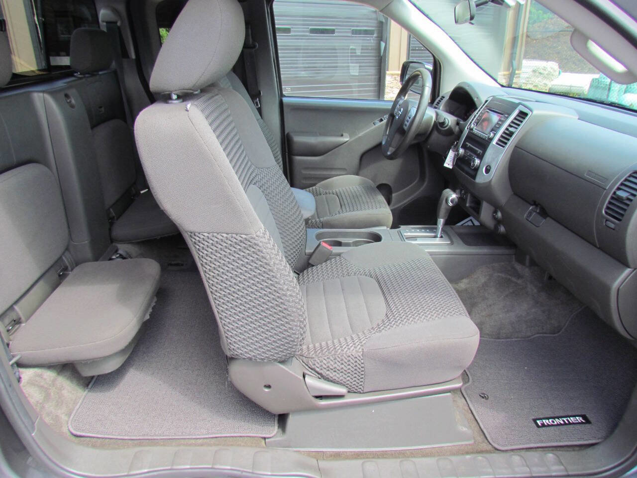 Used 2018 Nissan Frontier SV image 12