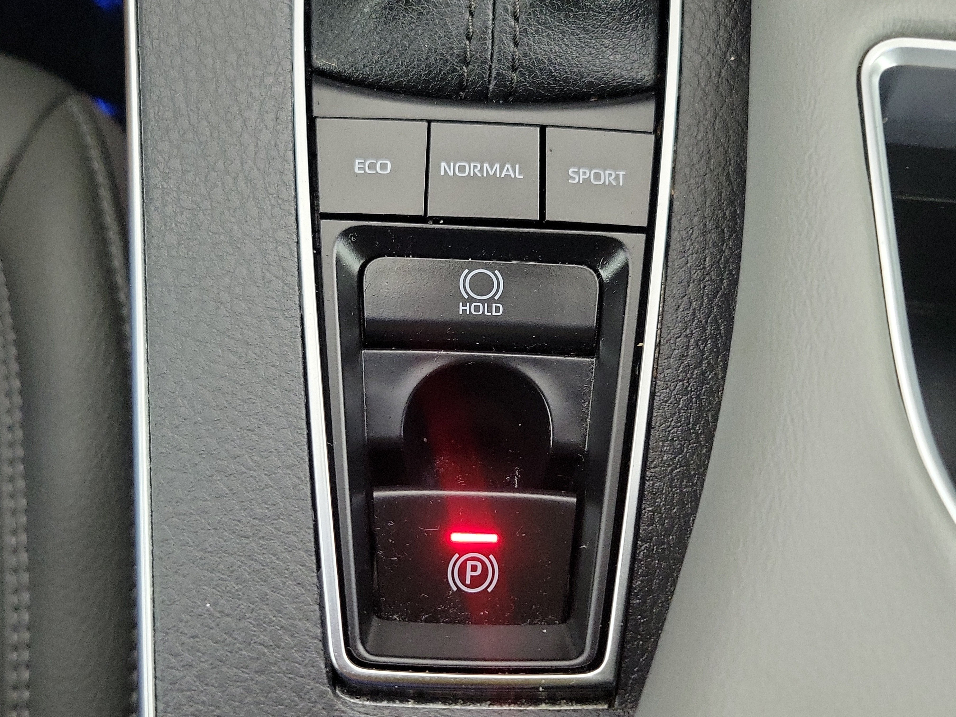 Certified 2022 Toyota Avalon XLE w/ Moonroof Package FWD image 30