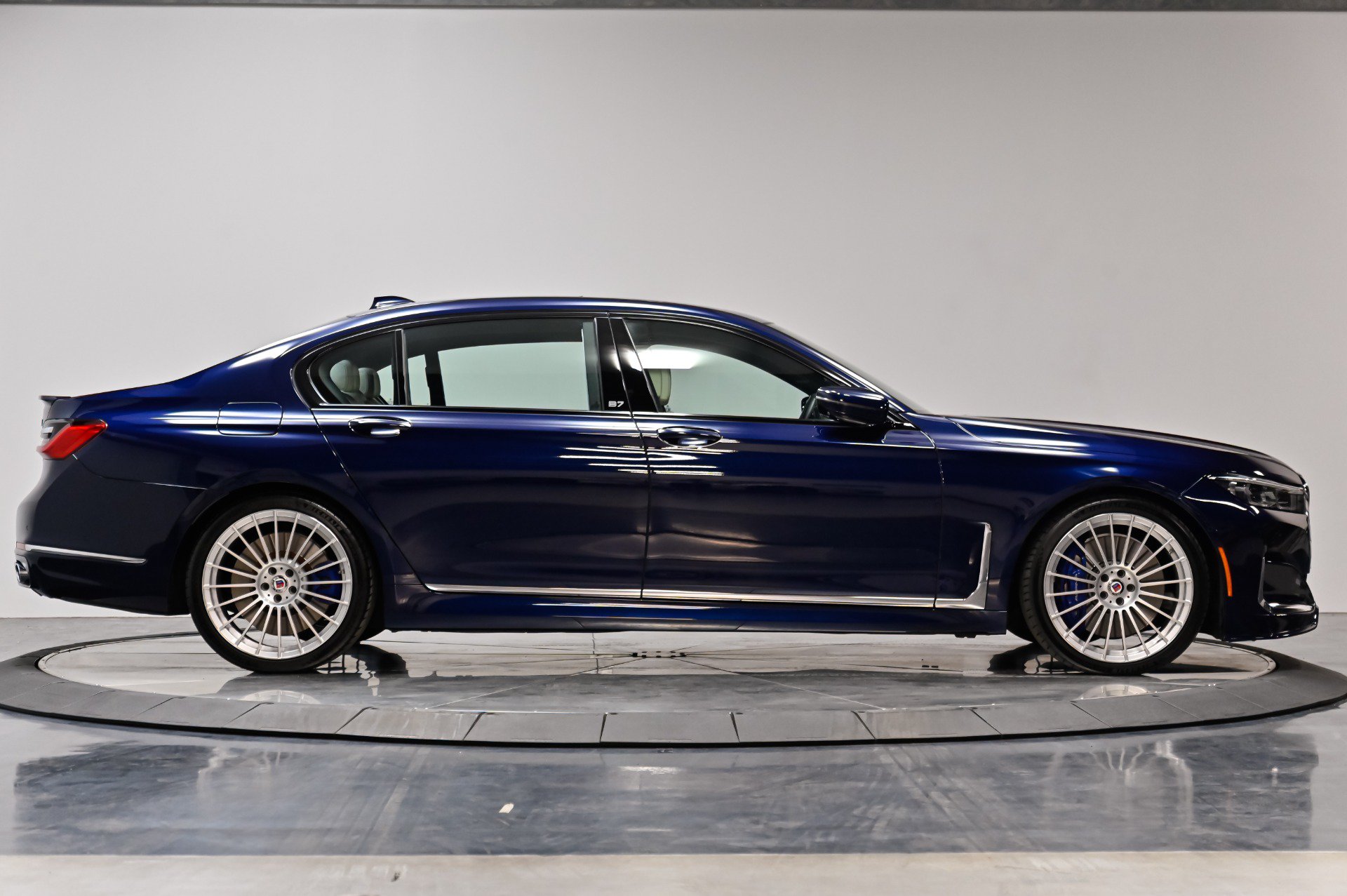 Used 2022 BMW ALPINA B7 xDrive AWD/4WD image 18