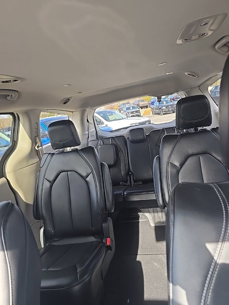 Used 2024 Chrysler Pacifica Touring-L image 15