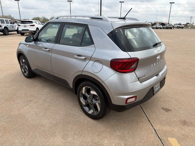 Used 2024 Hyundai Venue SEL image 11
